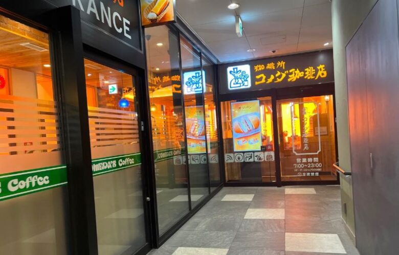 オレンジ色のライトのカフェ入口